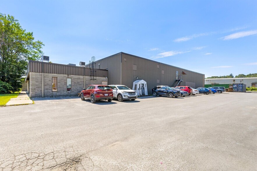 More Photos Of 1000 Rue Nationale, Terrebonne Manufacturing For Lease