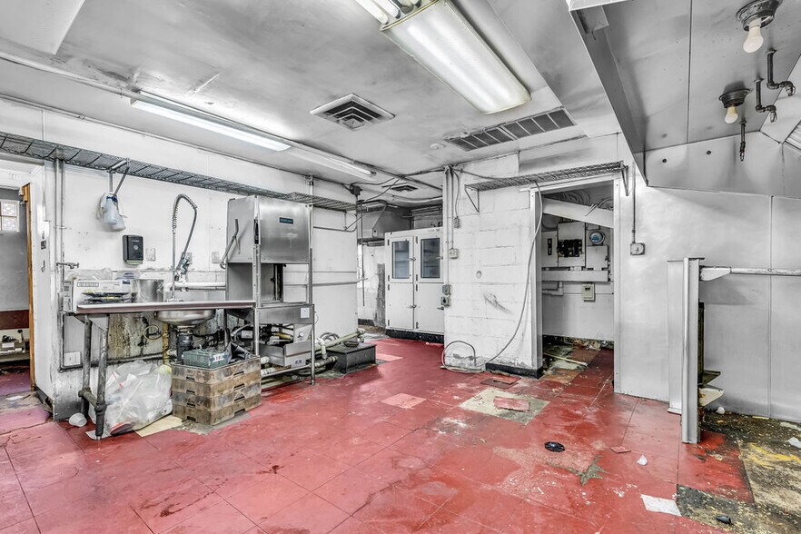 More Photos Of 2924 E Main St, Columbus Bar For Sale