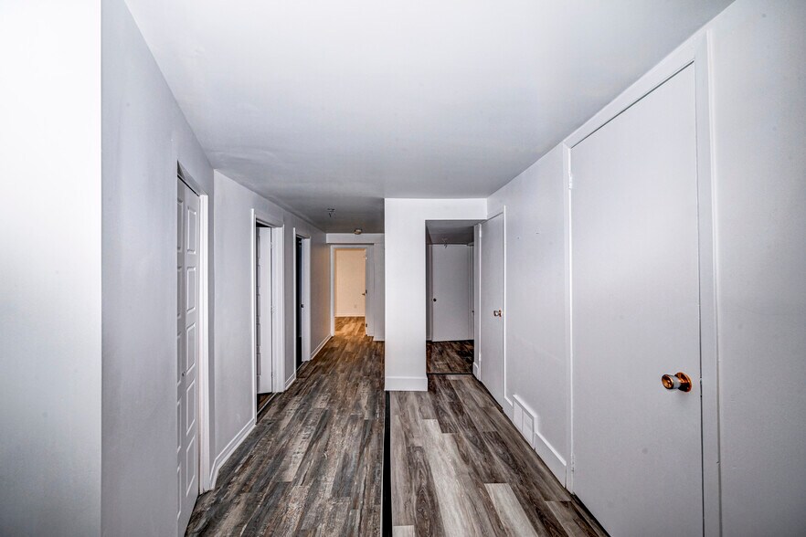 More Photos Of 103 Boul Perrot, L'Île-Perrot Storefront For Sale