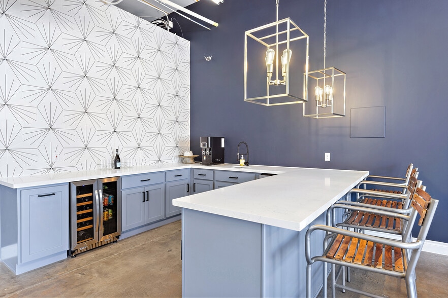 More Photos Of 235-249 W 19th St, Houston Unknown For Lease