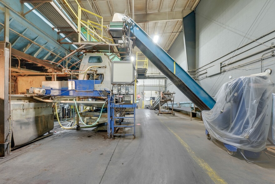 More Photos Of 400 Great Lakes Pky, Bellevue Warehouse For Sale