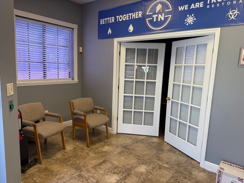 More Photos Of 6381 Corporate Park Cir, Fort Myers Research And Development For Lease