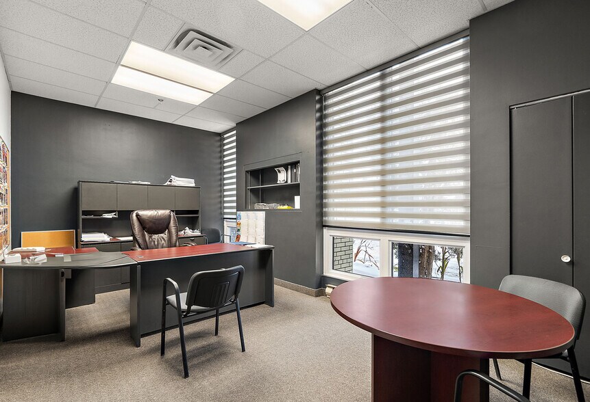 More Photos Of 5660 Rue Ferrier, Mont-Royal Distribution For Lease