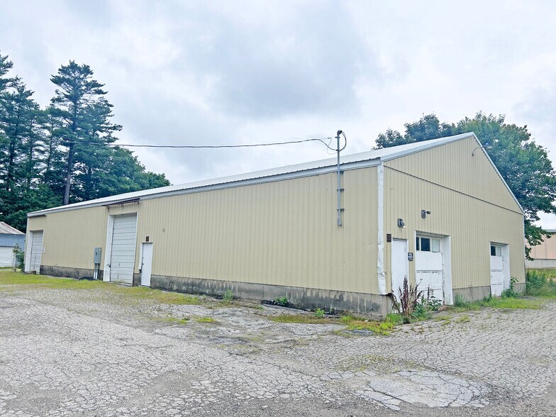 More Photos Of 44 Strawberry Ave, Lewiston Warehouse For Lease