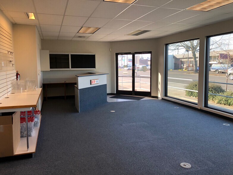 More Photos Of 1900 W 7th Ave, Eugene Storefront Retail Office For Lease