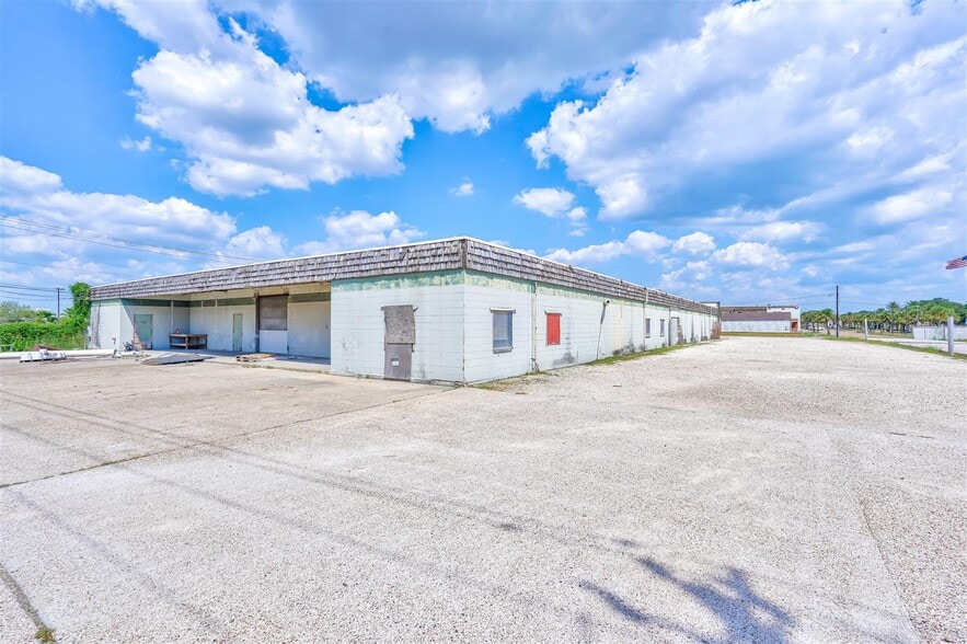 More Photos Of 101 W 4th St, Freeport Warehouse For Sale