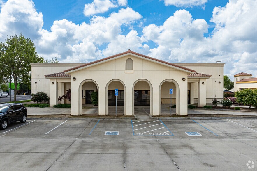 More Photos Of 145 S Newmark Ave, Parlier Office For Sale