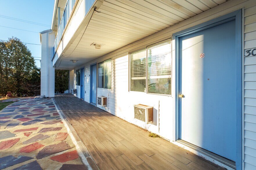 More Photos Of 198 Ashworth Ave, Hampton Hotel For Sale