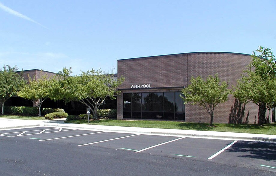 More Photos Of 15303-15335 W 95th St, Lenexa Light Distribution For Lease