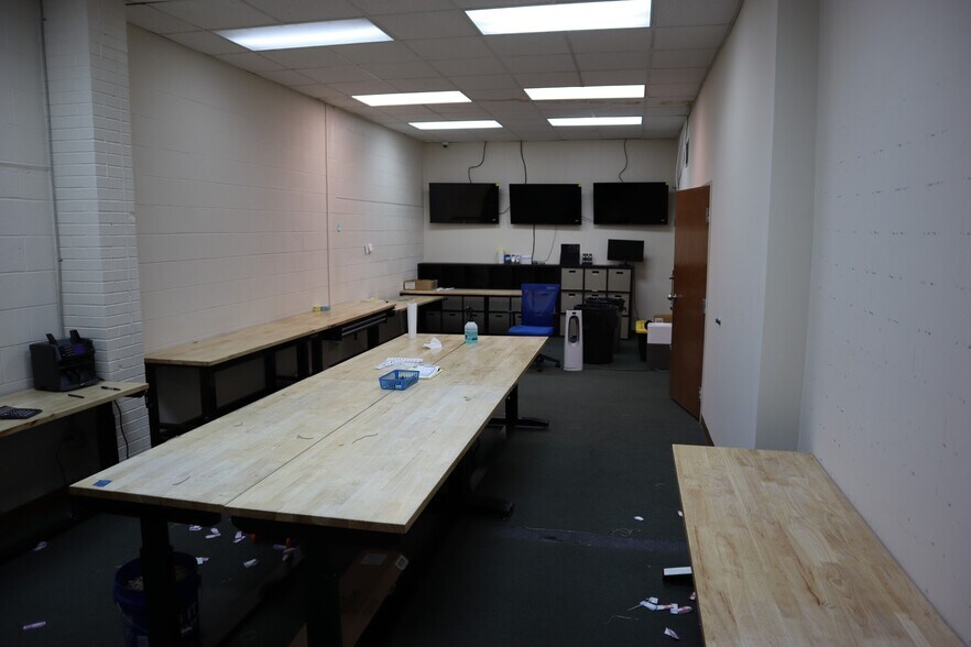 More Photos Of 941 Norfolk Sq, Norfolk Manufacturing For Lease