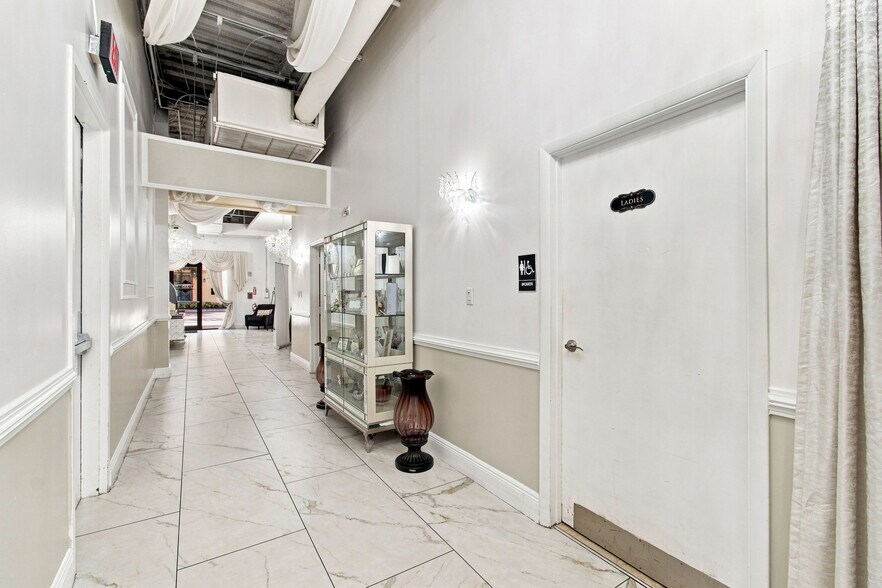 More Photos Of 7065 Westpointe Blvd, Orlando Medical For Sale
