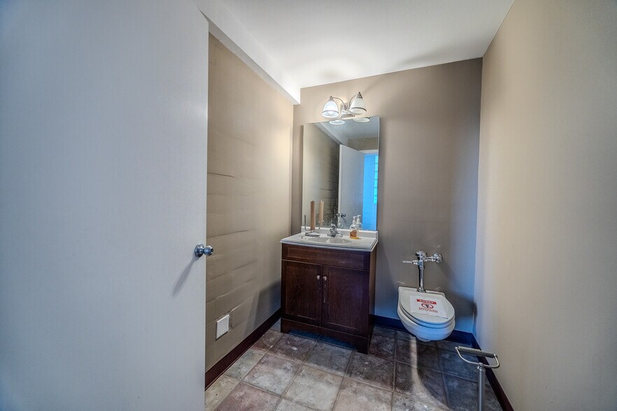 More Photos Of 201 W Commercial St, Lebanon Office For Sale
