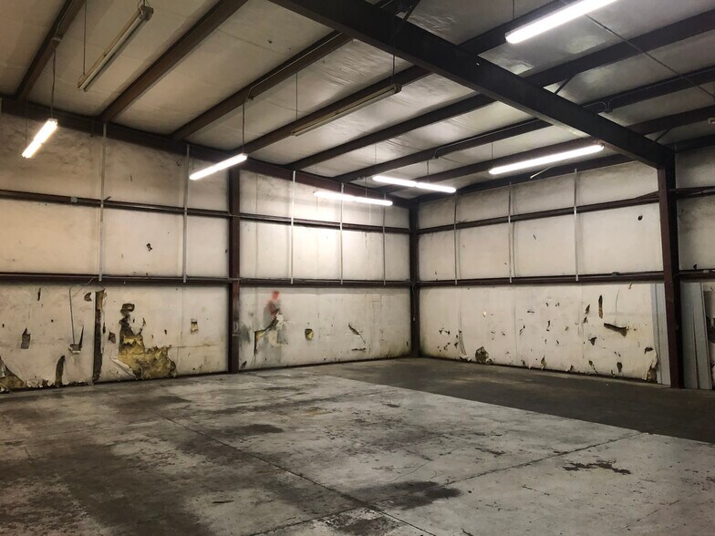 More Photos Of 2530-2536 S Leonine St, Wichita Warehouse For Lease