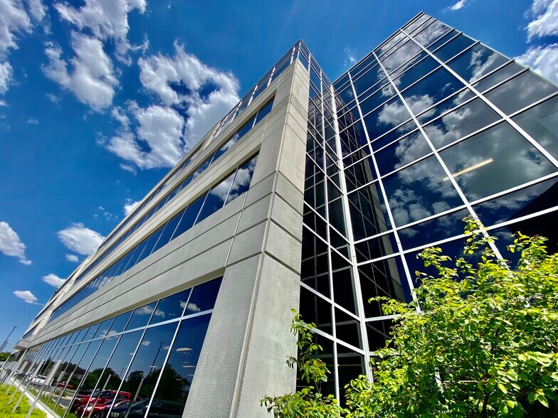 More Photos Of 9025 N River Rd, Indianapolis Office For Lease