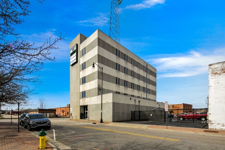 More Photos Of 230 Donaldson St, Fayetteville Office For Lease