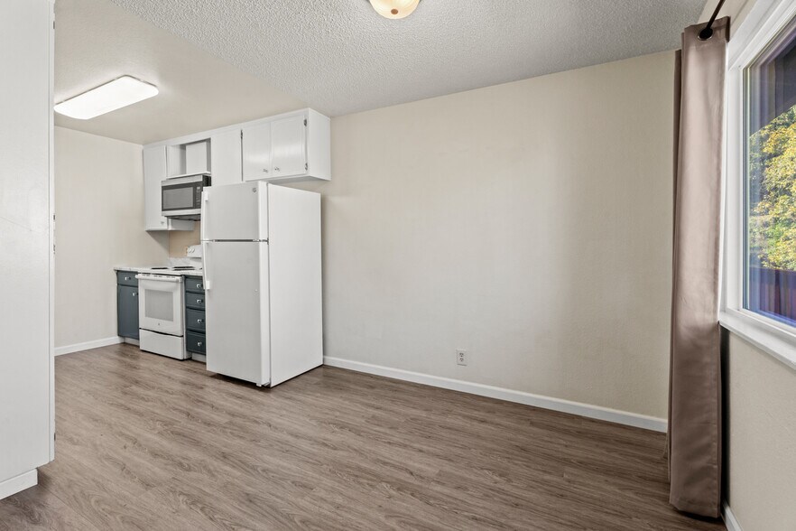 More Photos Of 2020 S Dora St, Ukiah Apartments For Sale