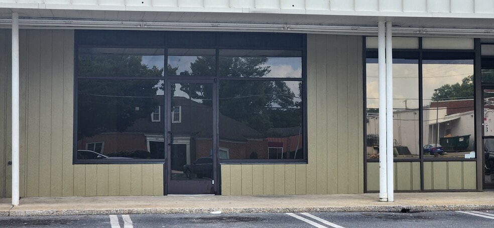 More Photos Of 250 N Poplar Ave, Waynesboro General Retail For Lease