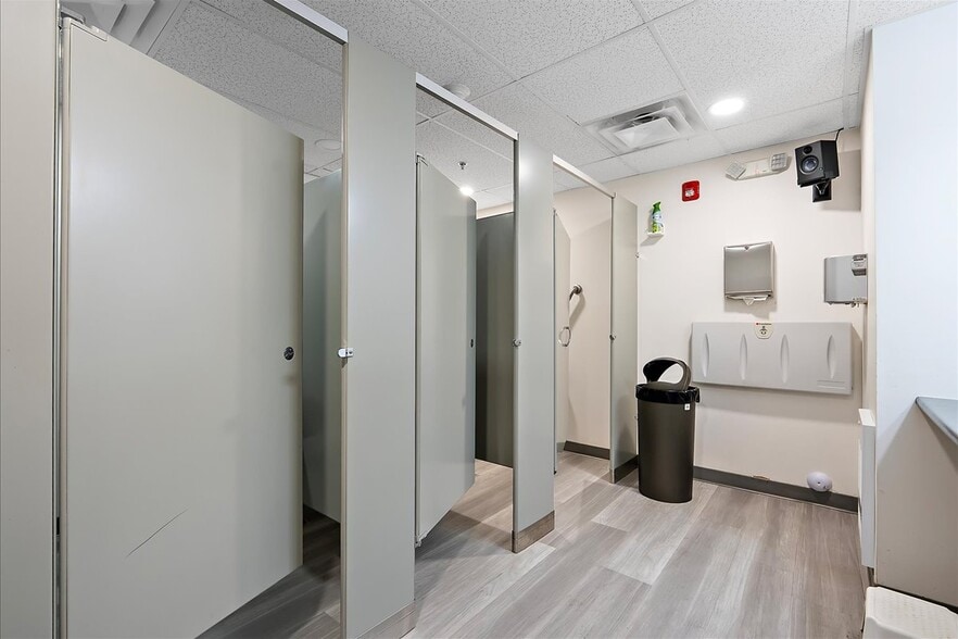 More Photos Of 9241-9249 50th St NW, Edmonton Showroom For Sale