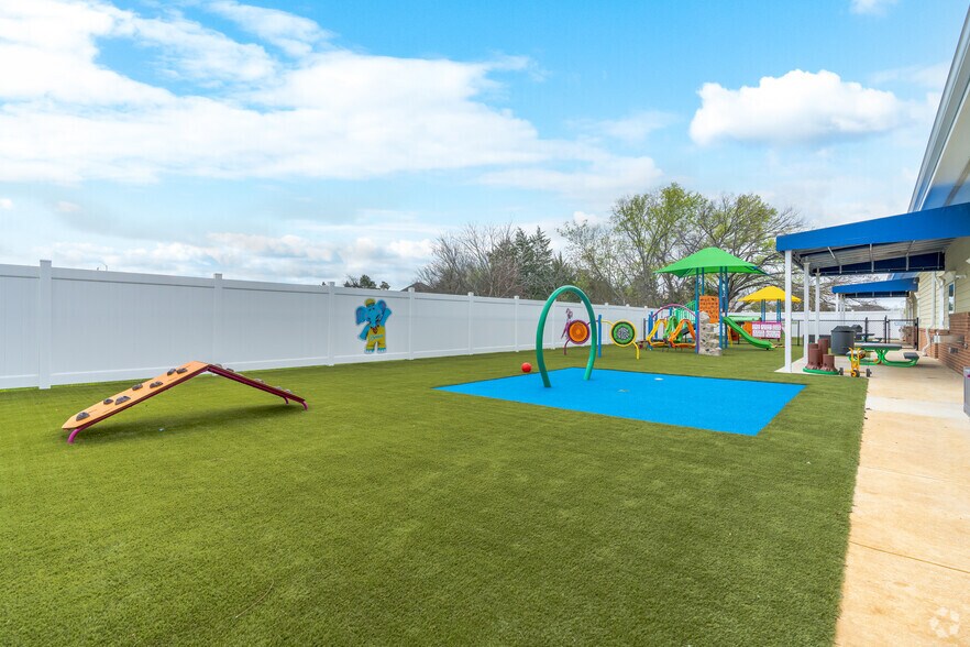 More Photos Of 120 Baize Blvd, Hickory Creek Freestanding For Sale