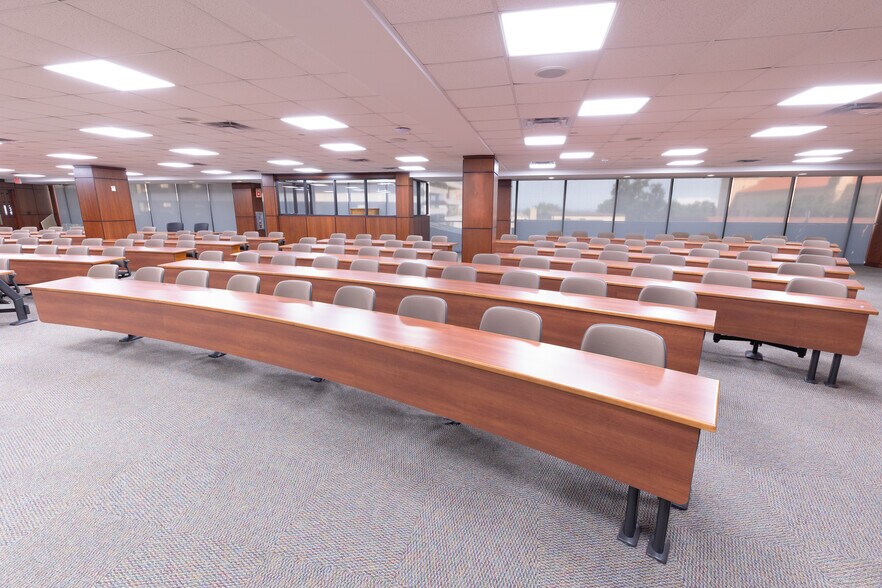 More Photos Of 555 N Carancahua St, Corpus Christi Office For Lease