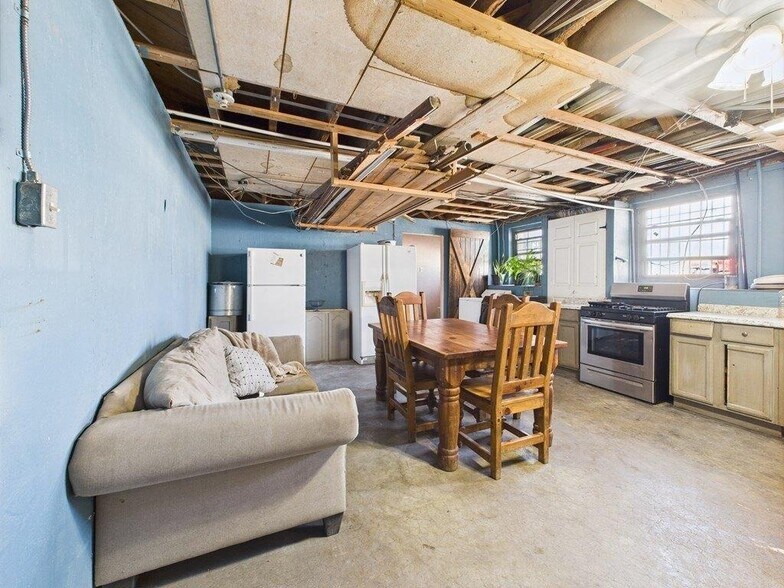 More Photos Of 236 S Oak St, Pecos Storefront For Sale