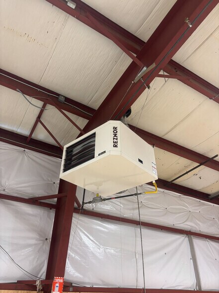 More Photos Of 250 SE Booth Bend Rd, McMinnville Manufacturing For Lease