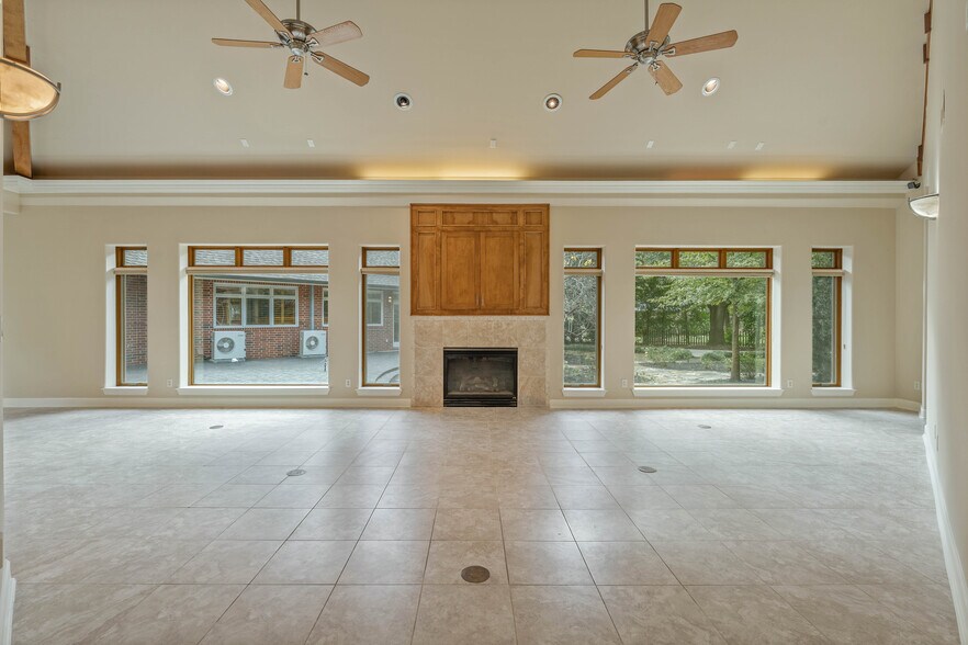 More Photos Of 16621 Hereford Dr, Tomball Flex For Sale