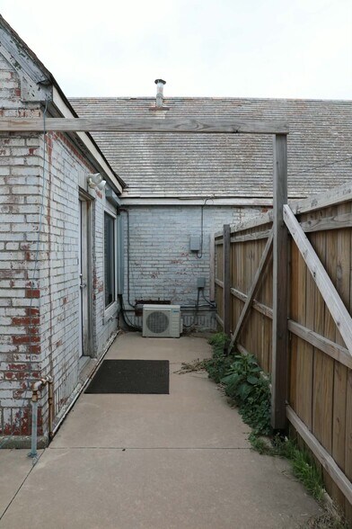 More Photos Of 126 S Pine St, Ponca City Warehouse For Sale