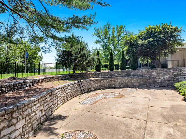 More Photos Of 15421 Clayton Rd, Ballwin Medical For Lease
