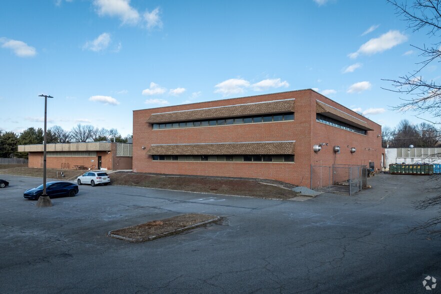 More Photos Of 3880 Park Ave, Edison Warehouse For Lease