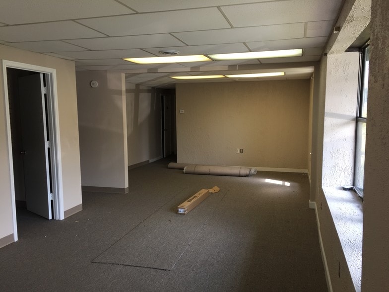 More Photos Of 1401 Southside Dr, Salem Light Distribution For Lease