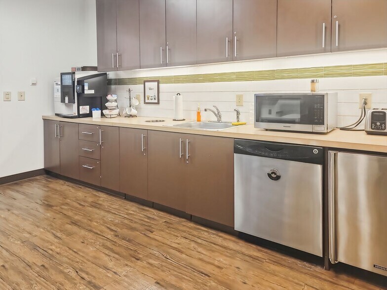 More Photos Of 2550 Meridian Blvd, Franklin Coworking Space