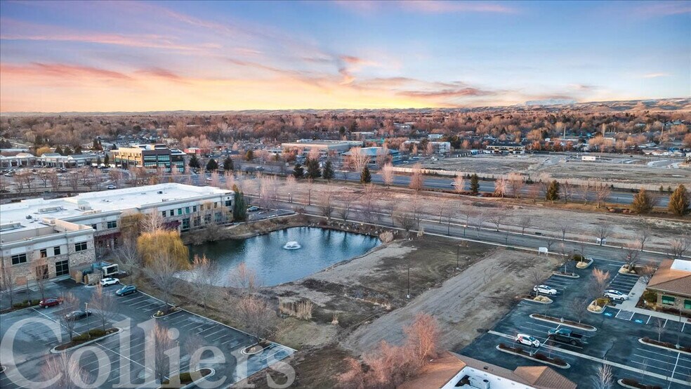 More Photos Of 441 E Riverside Dr, Eagle Restaurant For Lease