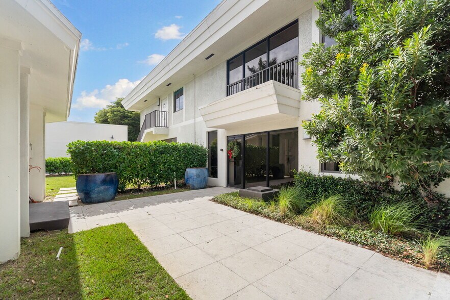 More Photos Of 800 Harbour Dr, Naples Office For Lease