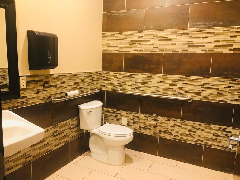 More Photos Of 13107-13141 W Lake Houston Pky, Houston Unknown For Lease