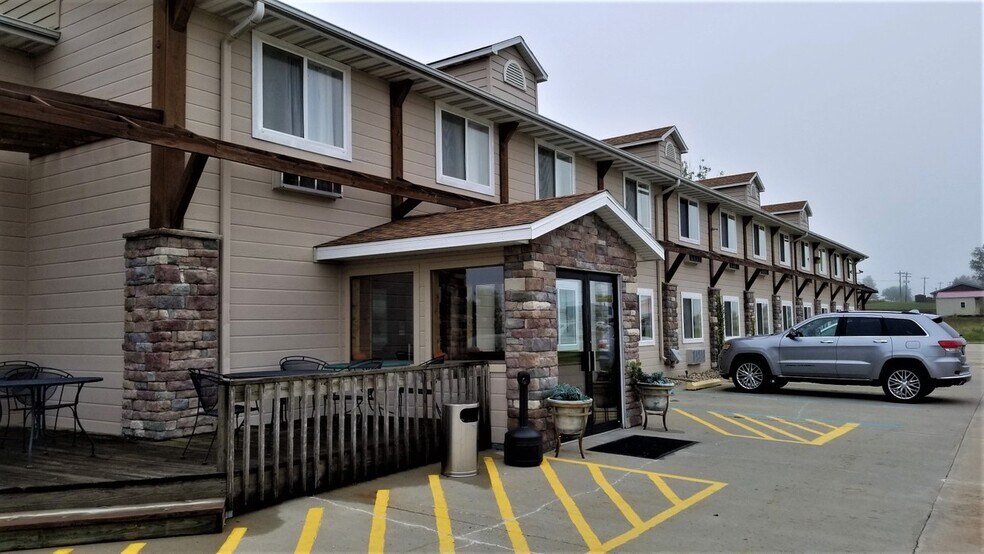 More Photos Of 1423 S US Old Highway 75, Sabetha Hotel For Sale