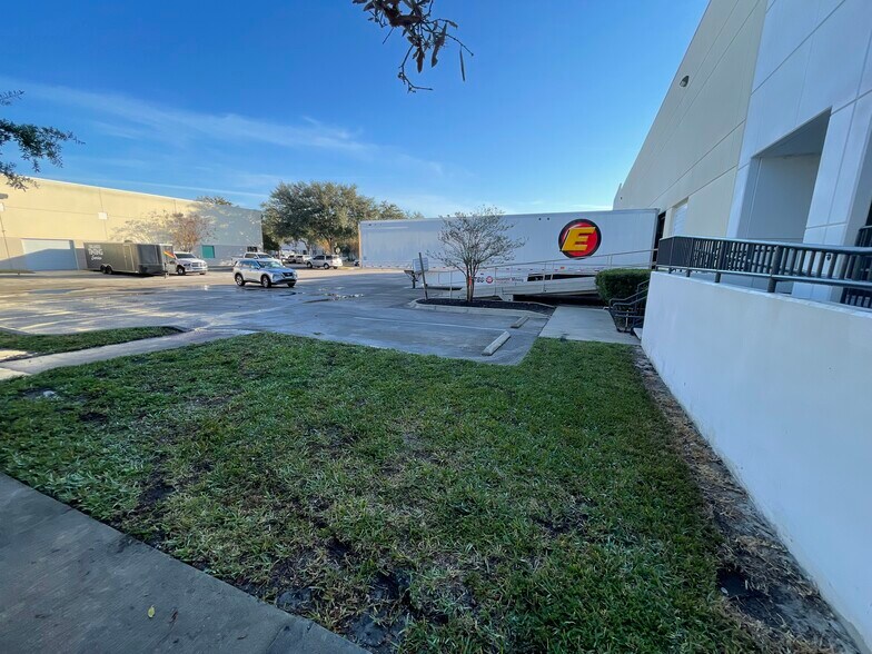 More Photos Of 1700 35th St, Orlando Warehouse For Lease