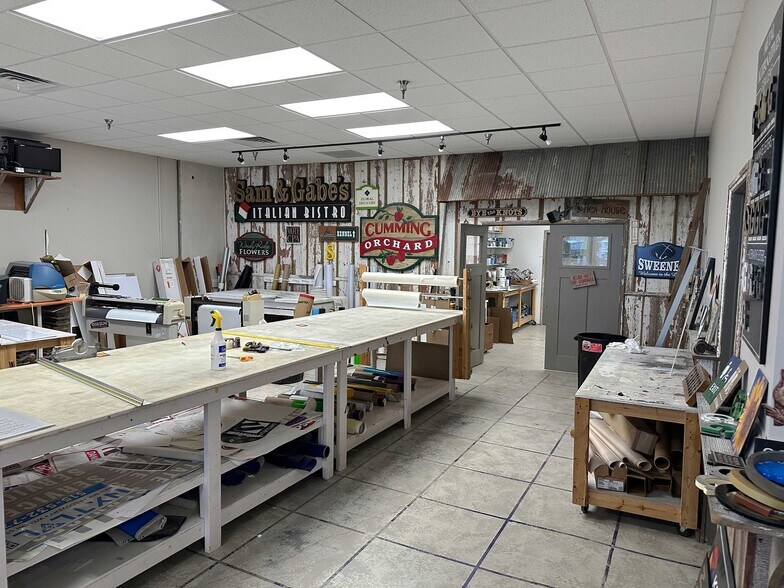 More Photos Of 10401-10469 Hickman Rd, Urbandale Unknown For Lease