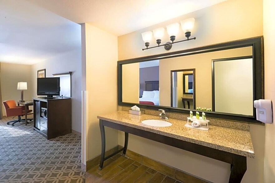 More Photos Of 151 W Deuce of Clubs, Show Low Hotel For Sale