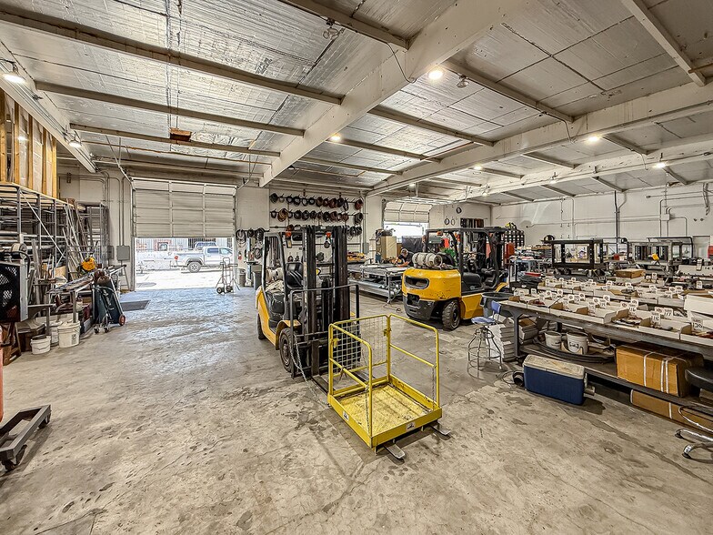 More Photos Of 7650 Gloria Ave, Van Nuys Warehouse For Sale