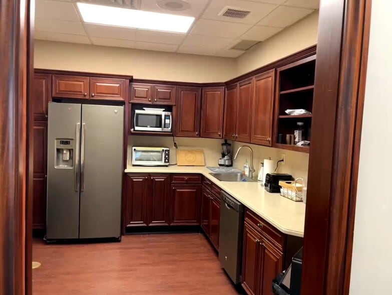 More Photos Of 300 Corporate Plz, Islandia Office For Lease