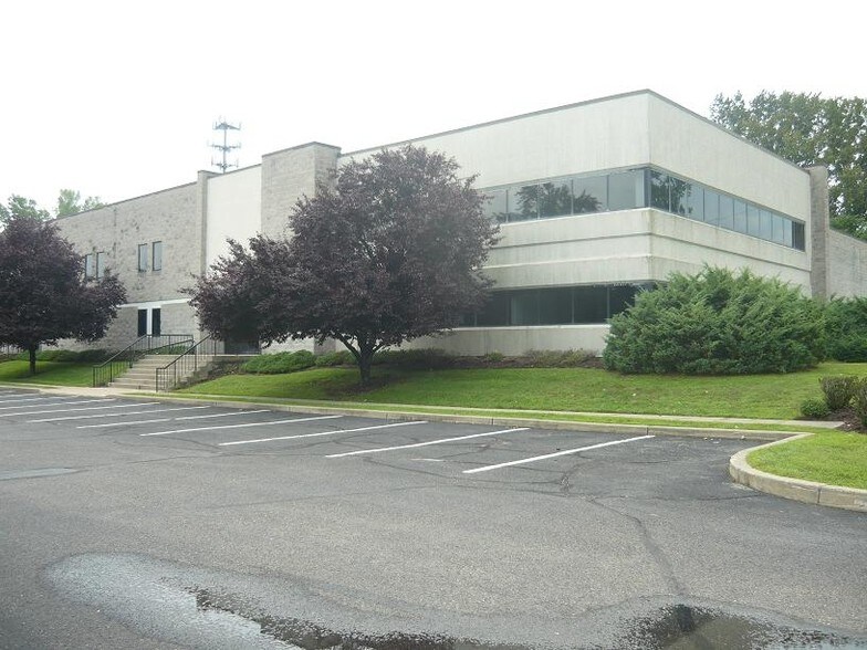 More Photos Of 3 S Corporate Dr, Riverdale Warehouse For Lease