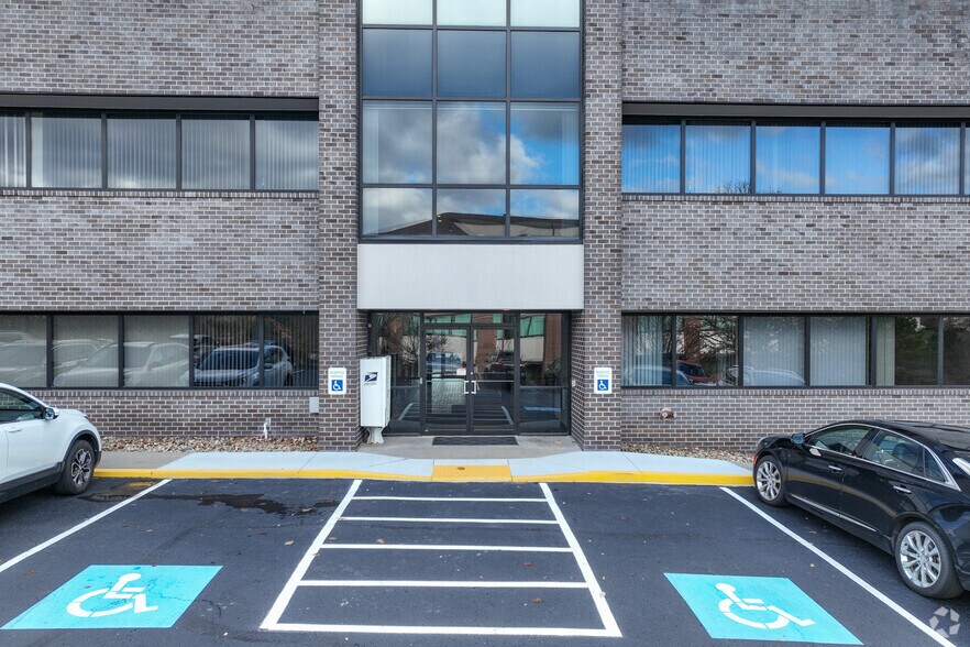 More Photos Of 6200 Brooktree Rd, Wexford Medical For Lease