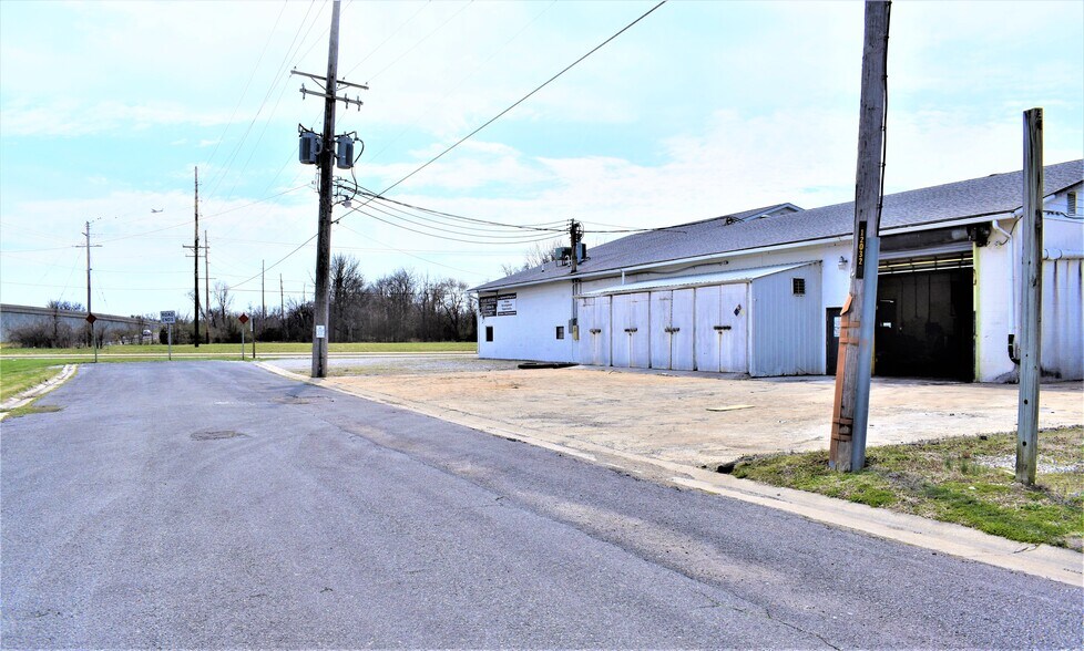 More Photos Of 41 E MacArthur Dr, Cottage Hills Showroom For Sale