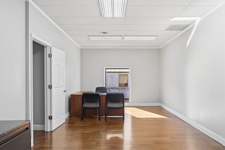 More Photos Of 261-275 E Maple Rd, Birmingham Storefront Retail Office For Lease