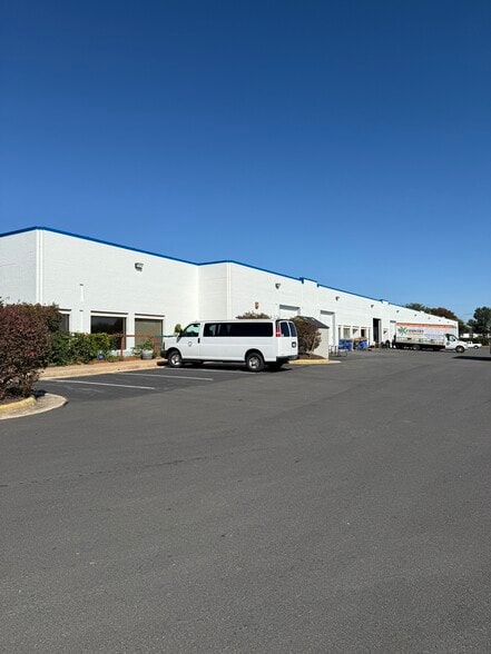 More Photos Of 8521-8535 Phoenix Dr, Manassas Showroom For Lease