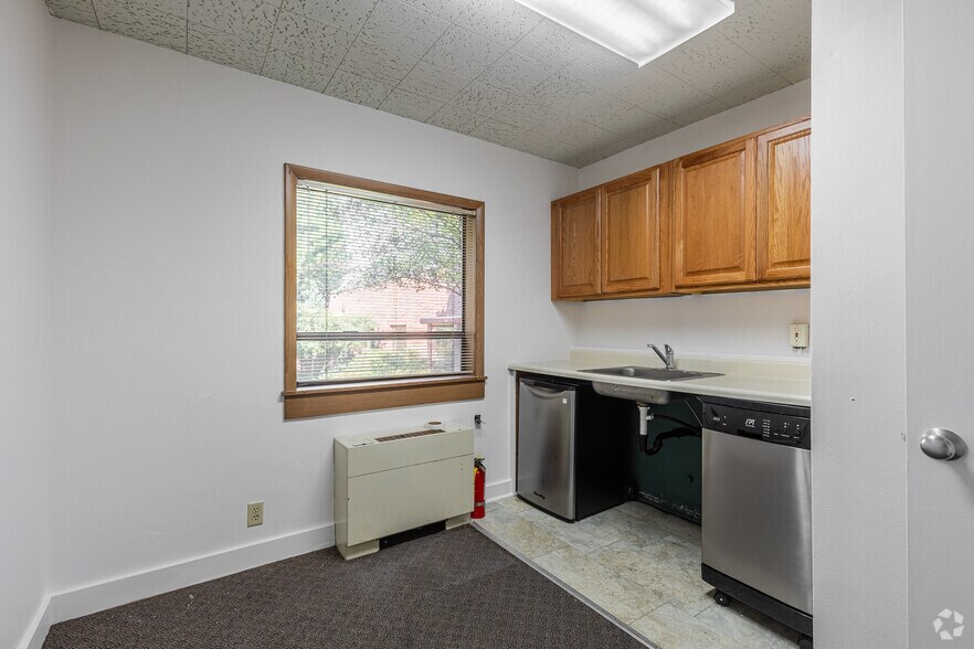 More Photos Of 2455 NW Marshall St, Portland Office For Lease