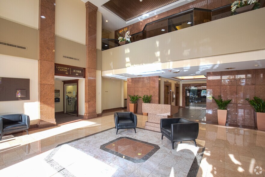 More Photos Of 2 N Tamiami Trl, Sarasota Office For Lease