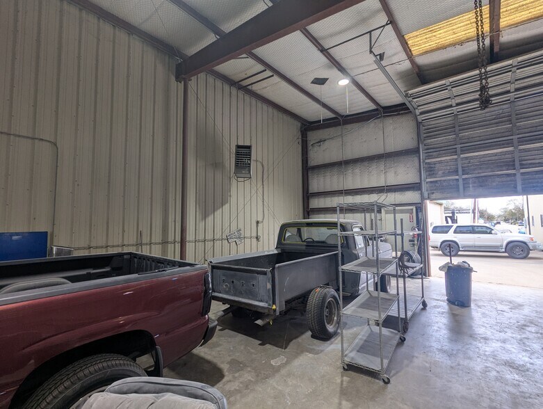 More Photos Of 5320 W Parkway St, Groves Industrial For Sale