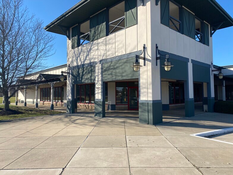 More Photos Of 9401 S Innovation Dr, Daleville Showroom For Lease